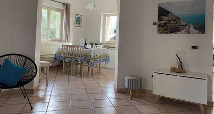 Spaziosa casa vicino al centro con giardino, forno a pizza, parcheggio privato