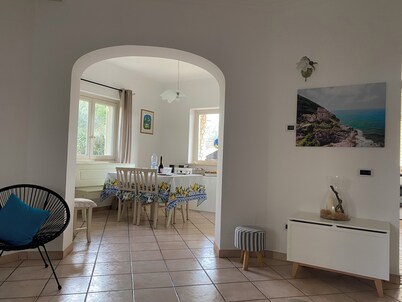 Spaziosa casa vicino al centro con giardino, forno a pizza, parcheggio privato