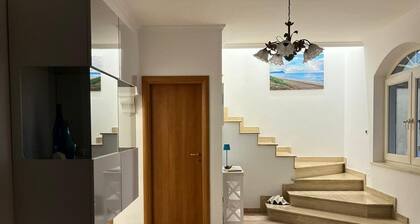 Spaziosa casa vicino al centro con giardino, forno a pizza, parcheggio privato