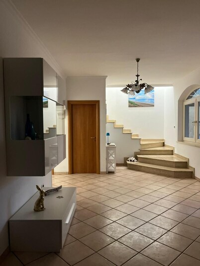 Spaziosa casa vicino al centro con giardino, forno a pizza, parcheggio privato