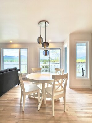 Dining - La Petite Marine, un Refuge Paisible Avec vue sur le lac Dargent a Eastman Qc (Eastman)