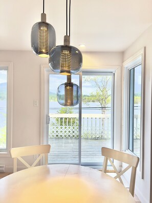 Dining - La Petite Marine, un Refuge Paisible Avec vue sur le lac Dargent a Eastman Qc (Eastman)