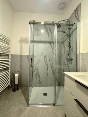 Dusche, Haartrockner, Bidet, Handtücher