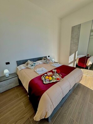 2 bedrooms, iron/ironing board, travel cot, WiFi - Apt. Pisces - Oasi di Menaggio, a stone's throw from everything! (Menaggio)