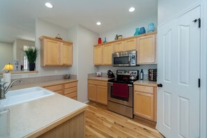 Jääkaappi, mikroaaltouuni, uuni, liesi