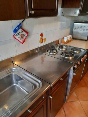 Réfrigérateur dans l'espace commun, micro-ondes dans l'espace commun