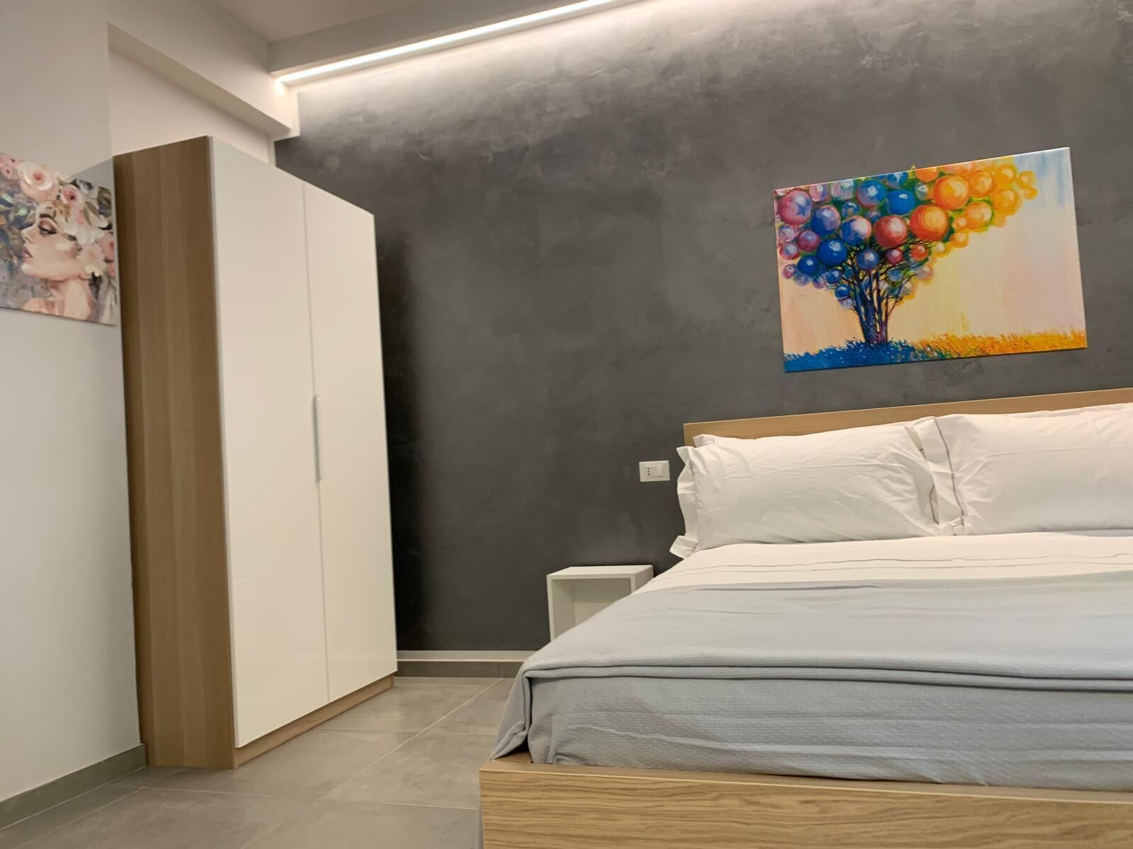 1 chambre, bureau, fer et planche à repasser, lit parapluie