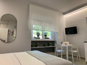 1 dormitori, escriptori i planxa i posts de planxar