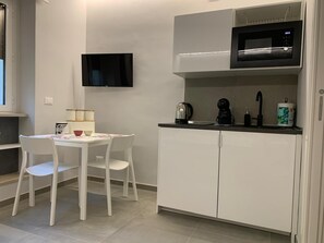 Réfrigérateur, micro-ondes, plaque de cuisson, cafetière/bouilloire