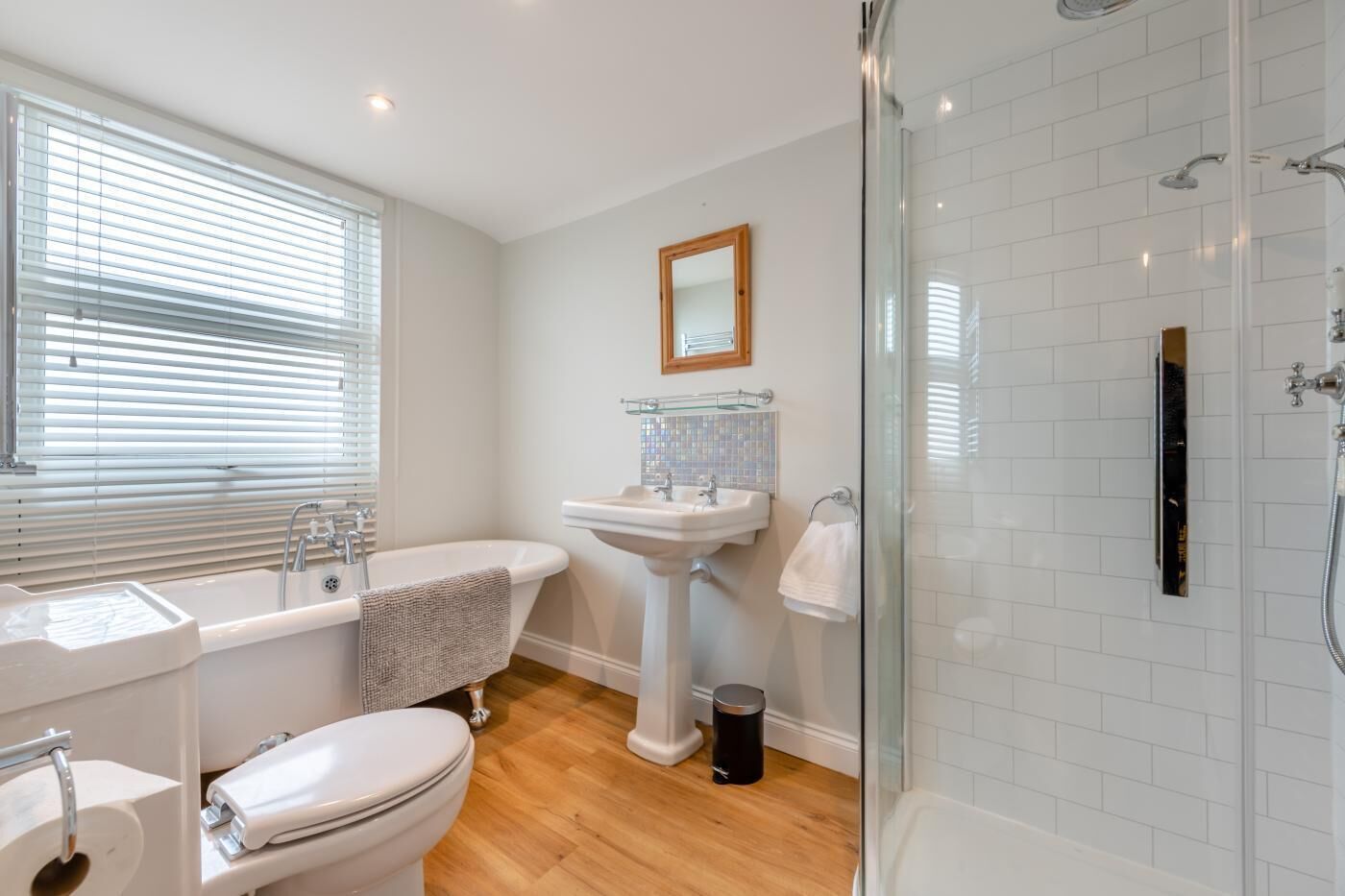 Ein modernes Badezimmer mit Badewanne, Toilette, Waschbecken und Dusche.