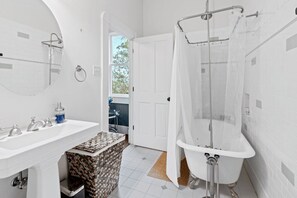 Een bubbelbad, een haardroger, een bidet, handdoeken