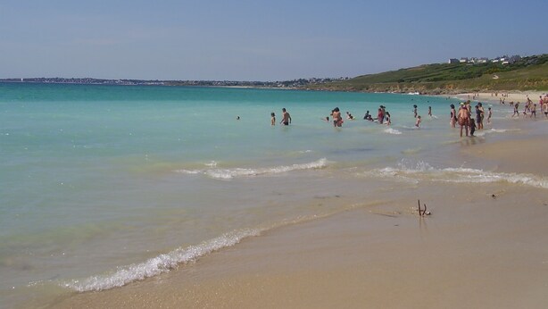 A beach with clear turquoise water and a sandy shore. - Maison Pour 6 Personnes, 150 m de la Mer, 4mn à Pied du Port de Pors Poulhan (Plozévet)