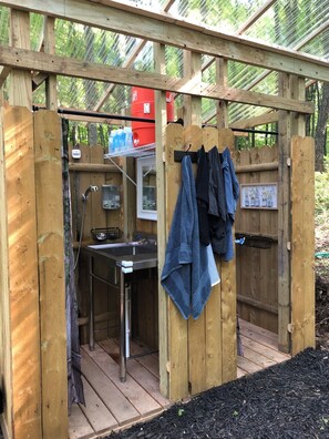 Property grounds - A private glamping retreat stocked with amenities and comforts in Cooperstown (Cooperstown)