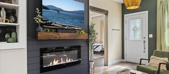 Beautiful 3BR Home: Hot Tub, Easy Walk to Downtown