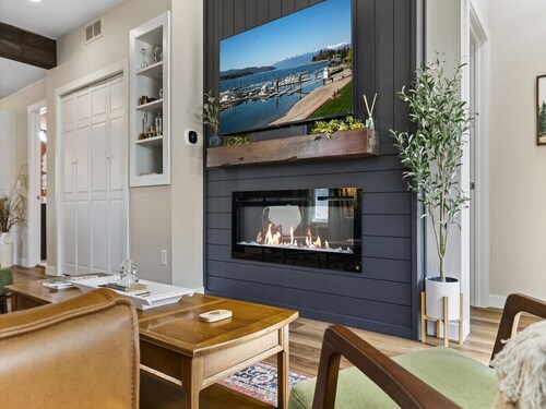 Beautiful 3BR Home: Hot Tub, Easy Walk to Downtown