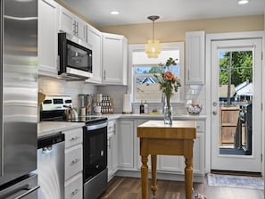 Kylskåp, mikrovågsugn, ugn och spishäll