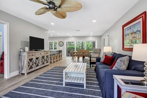 Smart TV, books - Blue Heron Home by FVC (Longboat Key)