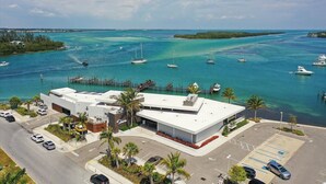 Un bâtiment moderne doté d’un parking et d’un port de plaisance avec des bateaux.
