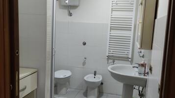 Asciugacapelli, asciugamani, sapone, carta igienica