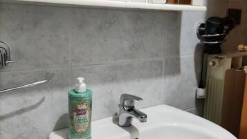Asciugacapelli, asciugamani, sapone, carta igienica