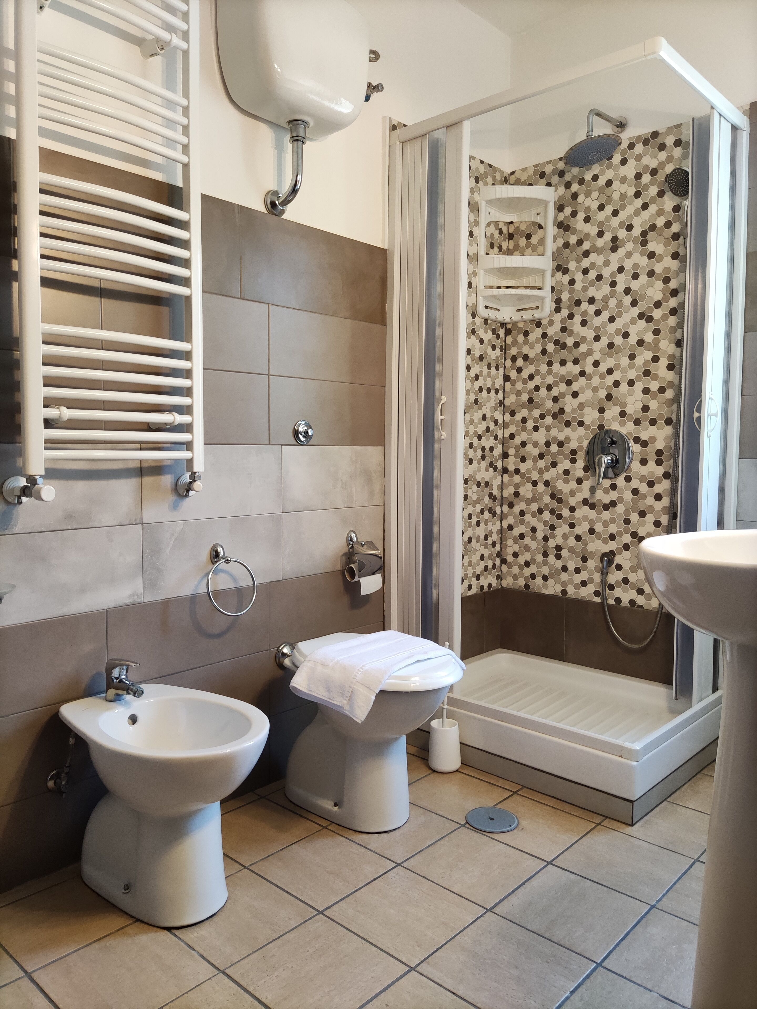 Haartrockner, Handtücher, Seife, Toilettenpapier
