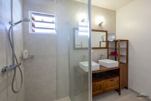 Shower, hair dryer, towels - Villa Cap Sud, Piscine, vue mer (Les Anses-d'Arlet)