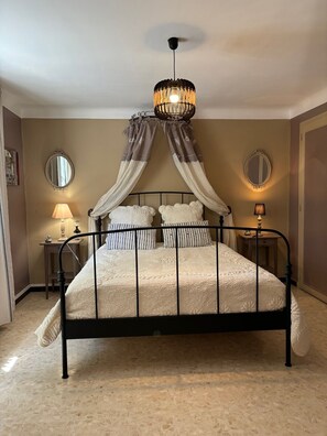 3 habitaciones, tabla de planchar con plancha y cuna de viaje 