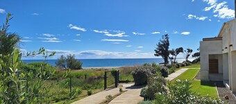 Vue mer et Accès Direct à la Plage de Sable fin !