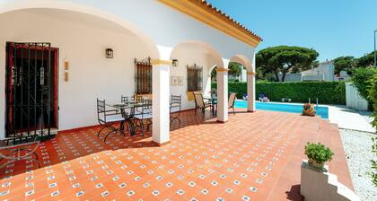 Villa La Caleta: Pool, Spacious Garden, BBQ, Near Golf & Family Friendly