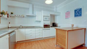 Køleskab, mikrobølgeovn, ovn, kogeplade