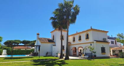Villa La Caleta: Heated Pool, Spacious Garden, BBQ, Near Golf & Family Friendly