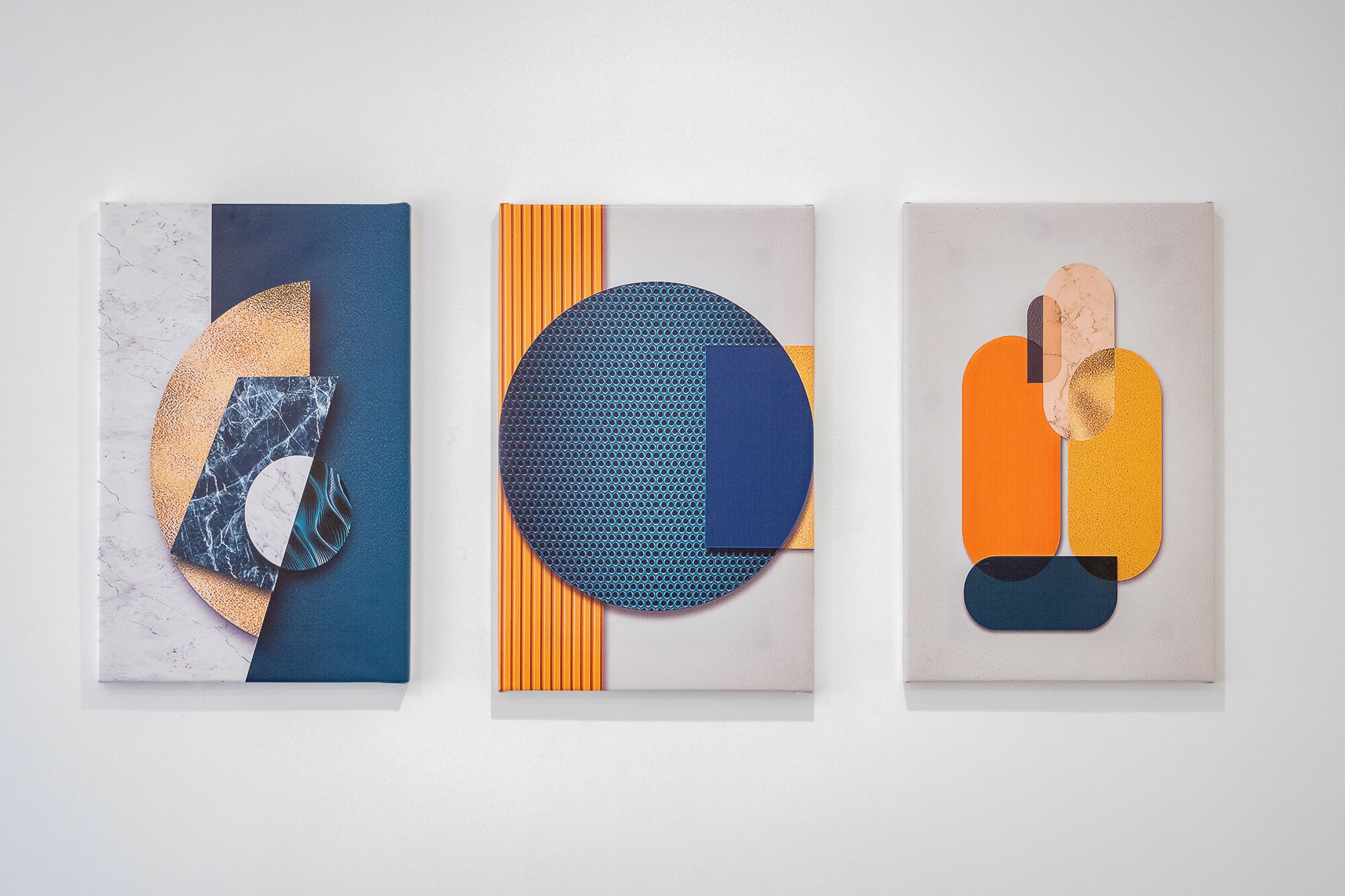 Tres obras de arte abstracto con formas y patrones geométricos.