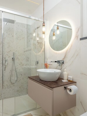 Luxury House, Sea View | Bathroom | Hair dryer, towels - Regina Vittoria Relais (Vico Equense)
