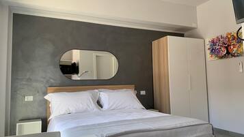 1 camera, una scrivania, ferro/asse da stiro, Wi-Fi