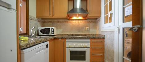 Frigorífico, microondas, horno y lavavajillas