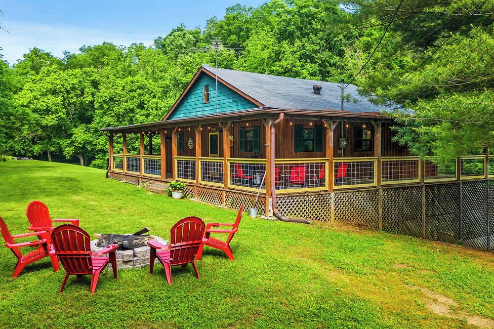 Pet-friendly 3BD Cabin w\/ Fire Pit! WiFi + Arcade!