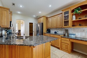 Kylskåp, mikrovågsugn, ugn och spishäll