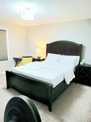 3 habitaciones, tabla de planchar con plancha, wifi y ropa de cama