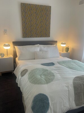 1 bedroom, iron/ironing board, WiFi, bed sheets - City to Sea - 10 minutes by tram to the city and beach  (Plympton)