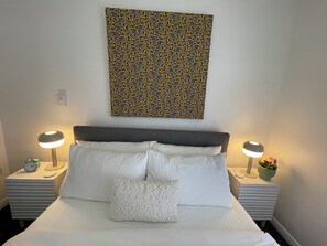 1 bedroom, iron/ironing board, WiFi, bed sheets - City to Sea - 10 minutes by tram to the city and beach  (Plympton)