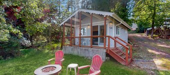 Waterfront couples getaway with patio, gas fireplace, full kitchen and Wifi