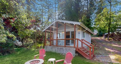 Waterfront couples getaway with patio, gas fireplace, full kitchen and Wifi