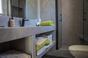 Douche, sèche-cheveux, serviettes fournies, savon