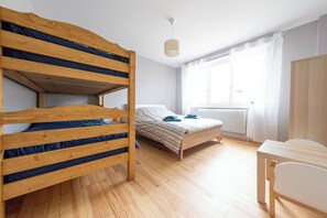 2 slaapkamers, een strijkplank/strijkijzer, reisbedje, gratis wifi