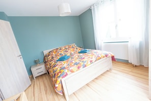 2 slaapkamers, een strijkplank/strijkijzer, reisbedje, gratis wifi