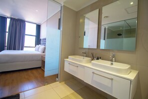 Luxury-Apartment, Stadtblick | Badezimmer | Kostenlose Toilettenartikel, Handtücher, Seife, Shampoo