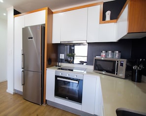 Luxury Apartment, City View | Dapur peribadi | Cerek elektrik, meja makan