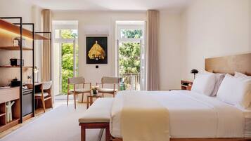 Minibar, caja de seguridad en la habitación y decoración personalizada