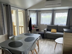 Living area - Mobilhome 2 Chambres Climatisées Lave Vaisselle a 900 Mètres Bord de mer (Quend)