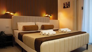 Deluxe Room | In-room safe, desk, blackout drapes, soundproofing - Sicily Luxury Rooms (Palermo)